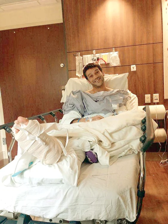 Cristi Chivu a renunţat la ideea de a mai  reveni pe teren. El  vrea doar să poată  merge din nou normal (Foto: Guliver )