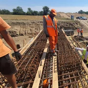 muncitori asiatici santier autostrada sibiu pitesti foto Facebook Irinel Scriosteanu jpg