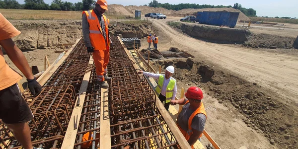 muncitori asiatici santier autostrada sibiu pitesti foto Facebook Irinel Scriosteanu jpg