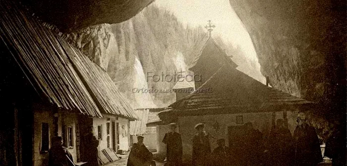 Peştera Ialomiţei se află pe versantul drept al Cheilor Ialomiţei, în localitatea Moroeni, judeţul Dâmboviţa, pe Muntele Bătrâna, la circa 10 km de izvoarele râului Ialomiţa, la o altitudine de 1.530 m