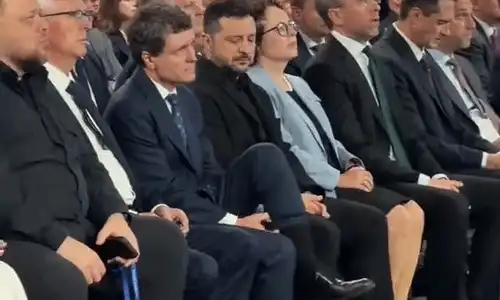 GIF Nicușor și șosetele