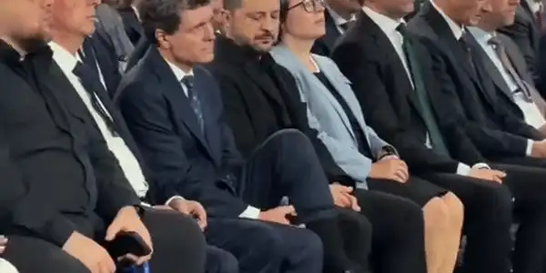 GIF Nicușor și șosetele