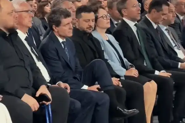 Nicușor Dan, surprins când își aranjează șosetele, la Summitul din Ucraina. Reacția lui Zelenski a devenit virală