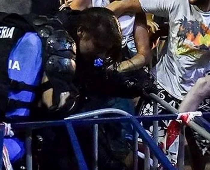 
    Femeia jandarm a rămas fără armă în timpul violenţelor din piaţăFoto: Facebook  