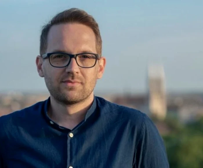 Dominic Samuel Fritz a sărbătorit în centrul orașului înconjurat de sute de timișoreni, după ce a fost ales primar Sursă foto: Captură video