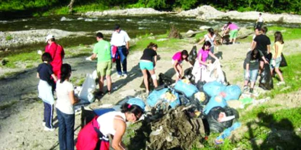 Voluntarii au adunat munţi de gunoaie de pe Valea Lotrului