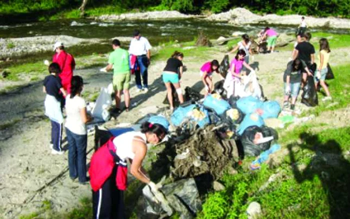 Voluntarii au adunat munţi  de gunoaie de pe Valea Lotrului