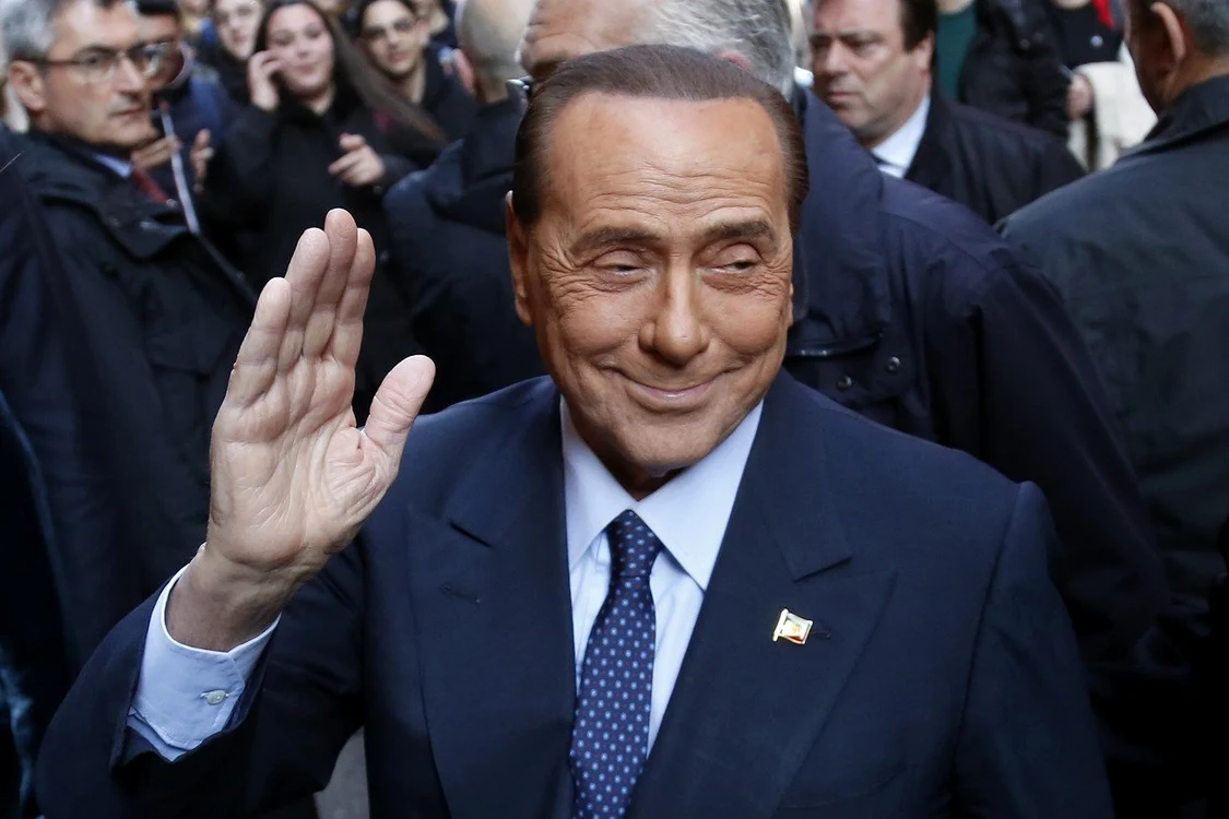 Berlusconi refuză să accepte trecerea timpului şi apelează la estetician 