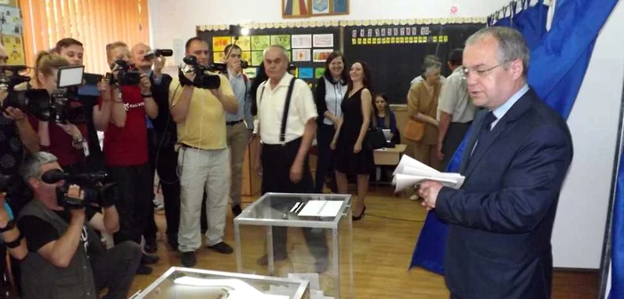 Emil Boc la vot FOTO Remus Florescu