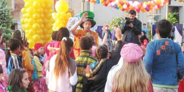 Copiii, fermecaţi de poveştile Magicianului