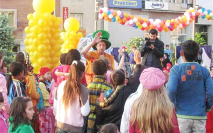 Copiii, fermecaţi de poveştile Magicianului