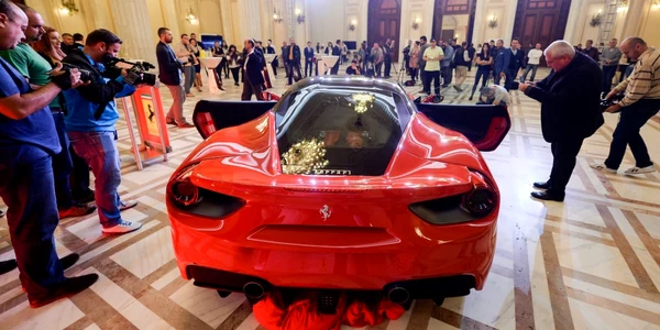 Presa şi public participă la evenimentul de lansare a automobilului Ferrari 488 GTB la Palatul Parlamentului din Bucuresti FOTO Mediafax / Dragoş Savu