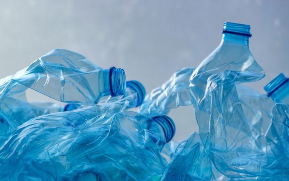 Un pensionar a pierdut ajutorul social după ce a adunat sticle pentru a le recicla