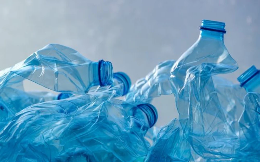 Un pensionar a pierdut ajutorul social după ce a adunat sticle pentru a le recicla