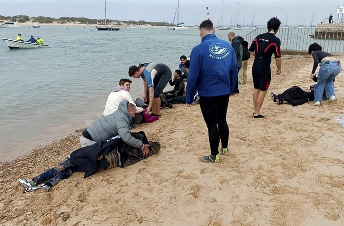 Migranții au fost scoși din apă de localnicii din Cadiz