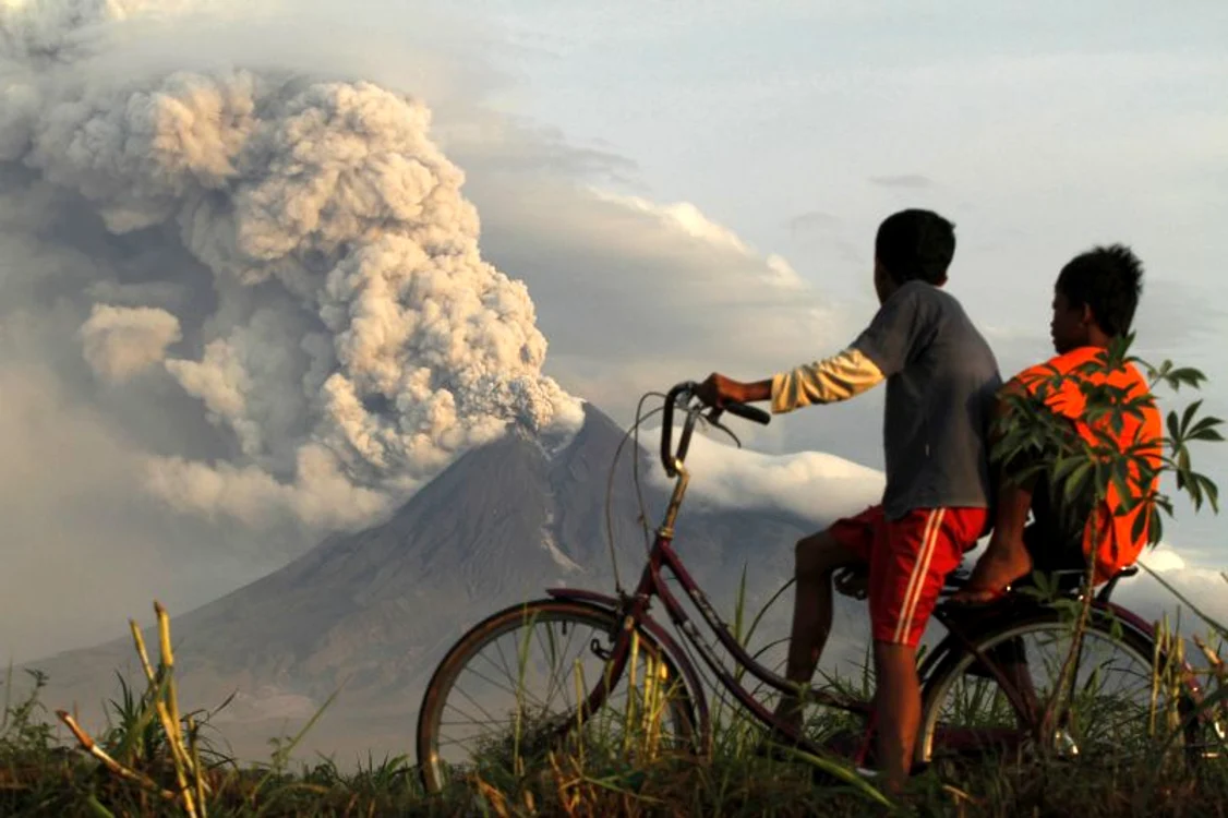 Doi copii privesc erupţia vulcanului Merapi din insula indoneziană Java, 10 noiembrie (Foto: Reuters / Andry Prasetyo)