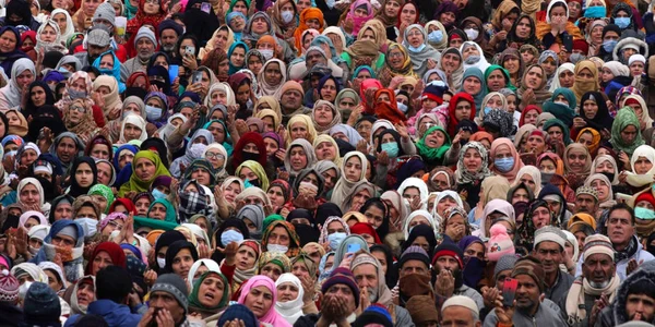 Musulmani se roaga la comemorarea primului Calif al Islamului Abu Bakr Siddiq în Srinagar Kashmirul indian FOTO EPA-EFE / Farooq Khan