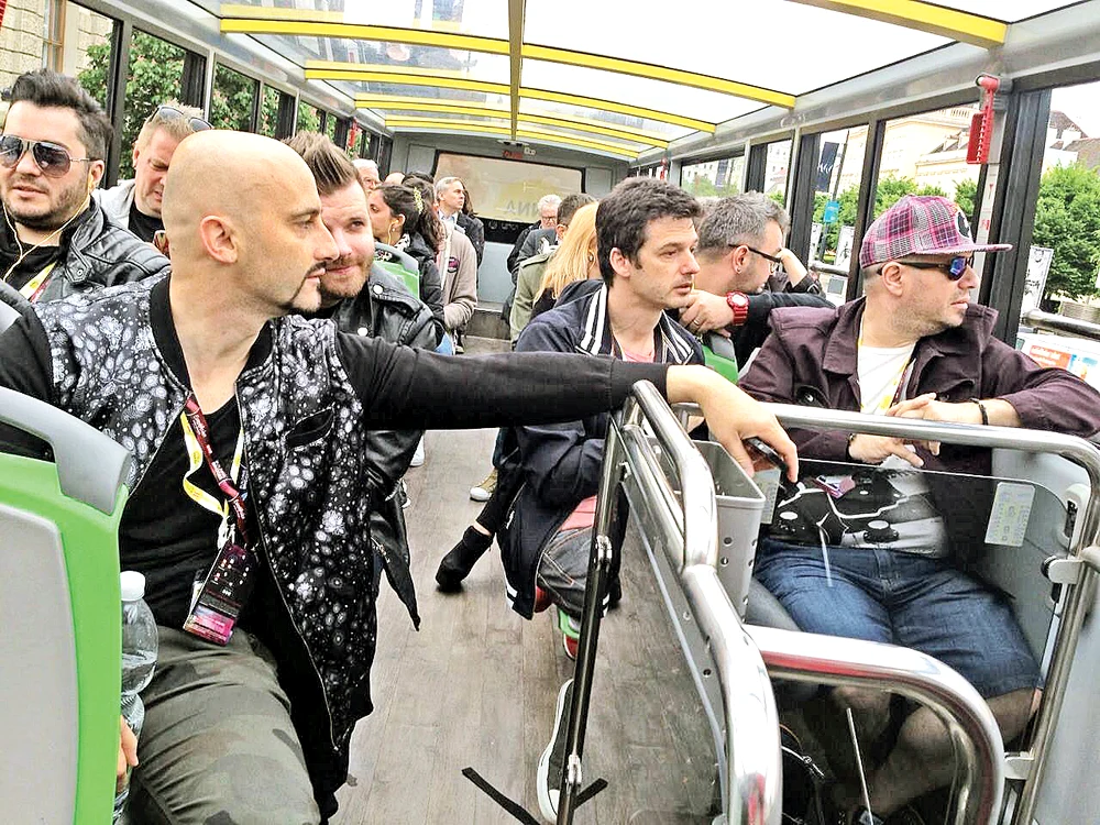 Printre picături, membrii trupei s-au plimbat şi prin oraş