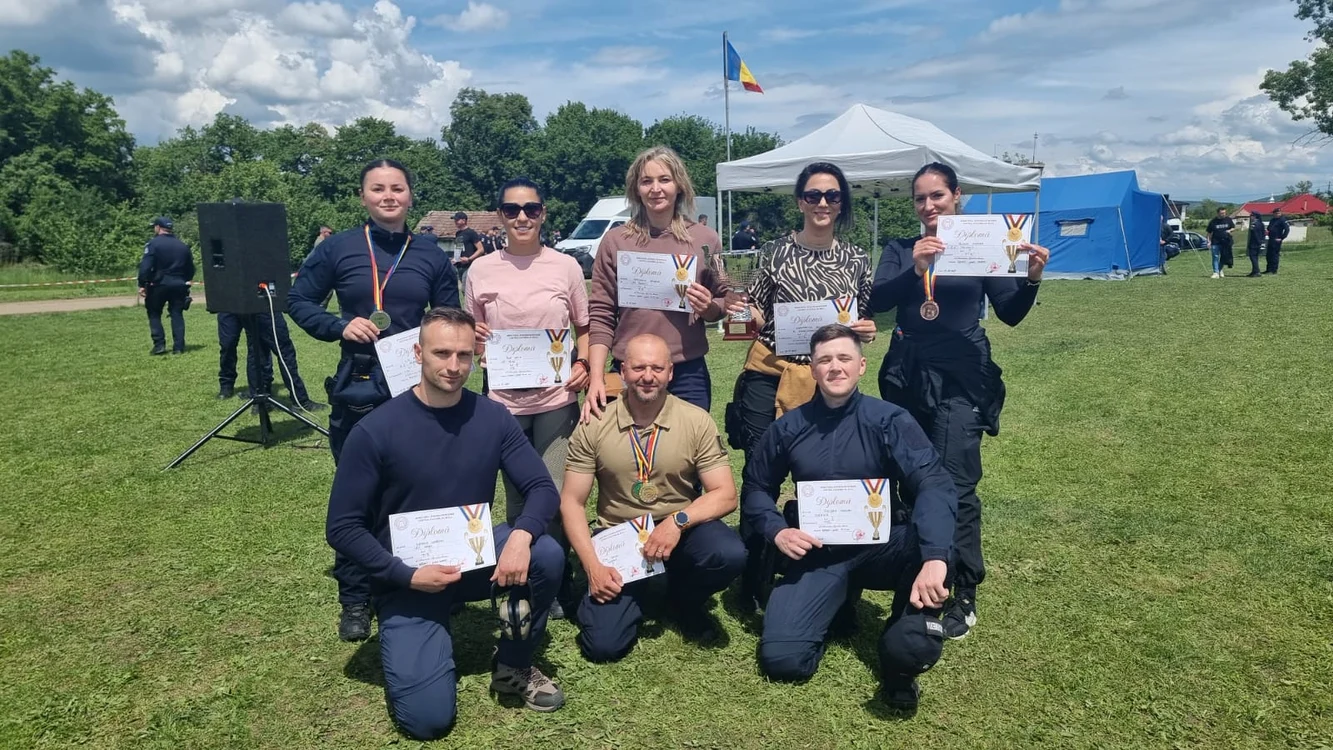 Mihaela Vorniceanu, în centru, în picioare FOTO IJJ Botosani