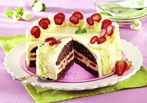 tort cu capsuni si crema de vanilie jpeg