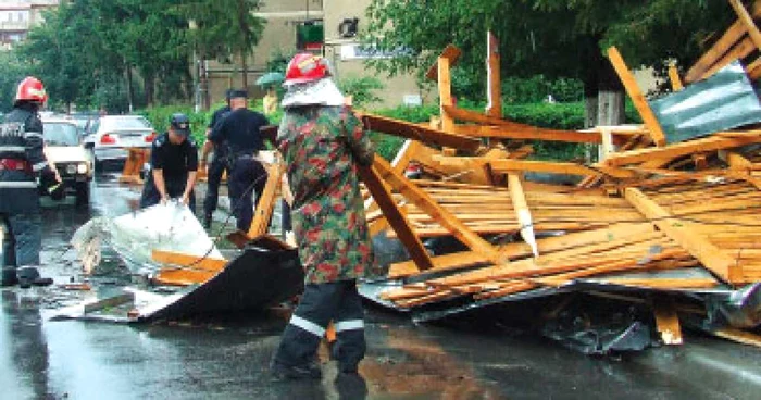 Hunedoara: Vântul a smuls acoperisul unui bloc cu şapte etaje