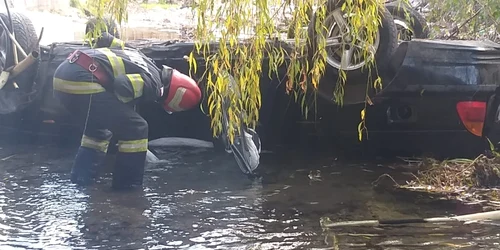 Un autoturism a căzut în râul Olăneşti în Vâlcea pe plafon Foto Adevărul - DMS