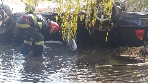 Un autoturism a căzut în râul Olăneşti în Vâlcea pe plafon Foto Adevărul - DMS