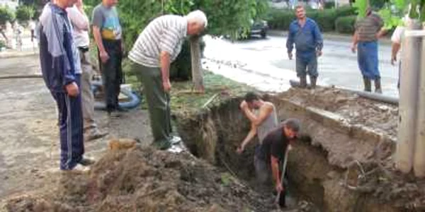 Muncitorii de la Goscom lucrează pentru remedierea defecţiunii