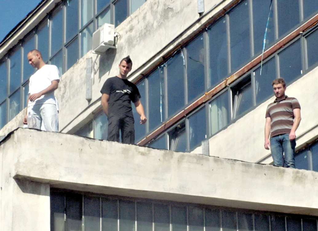
    Actorii simulează, la finalul piesei,  aruncarea de pe acoperişul fabricii  