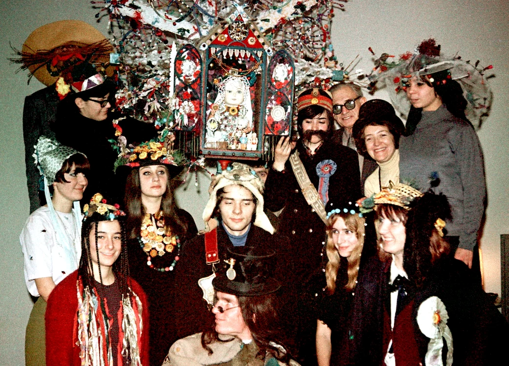 Grupul de studenți de la Arte care a confecționat Steaua. Poză din 1968. FOTO: Arhivă Personală