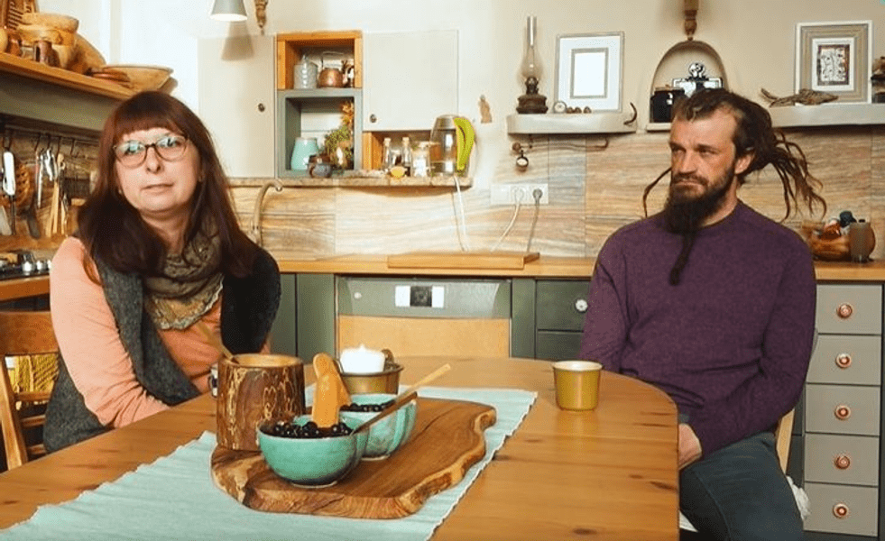 Casa de vis făcută din materiale naturale, independentă energetic. „Te face să te simți liber” VIDEO