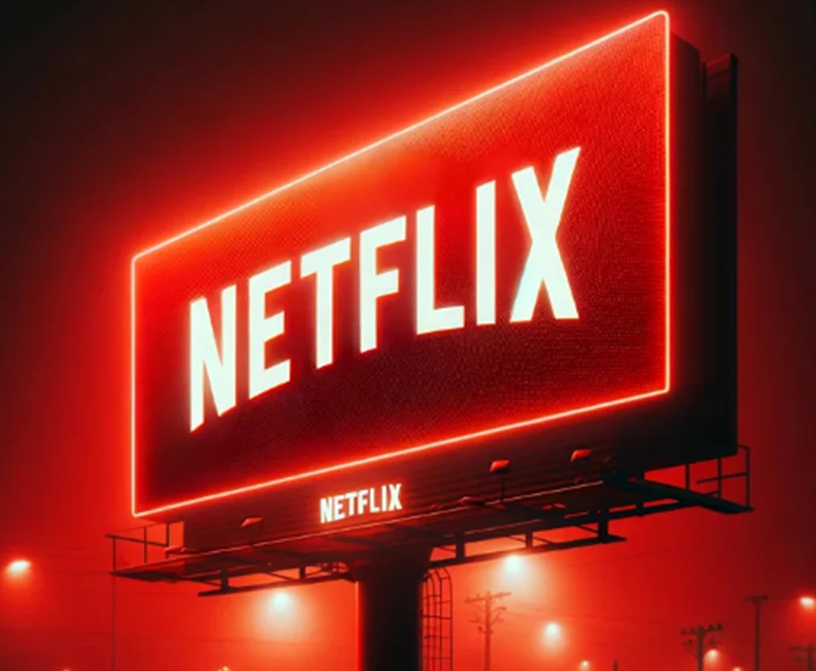 Ecran mare, în aer liber, pe care scrie Netflix