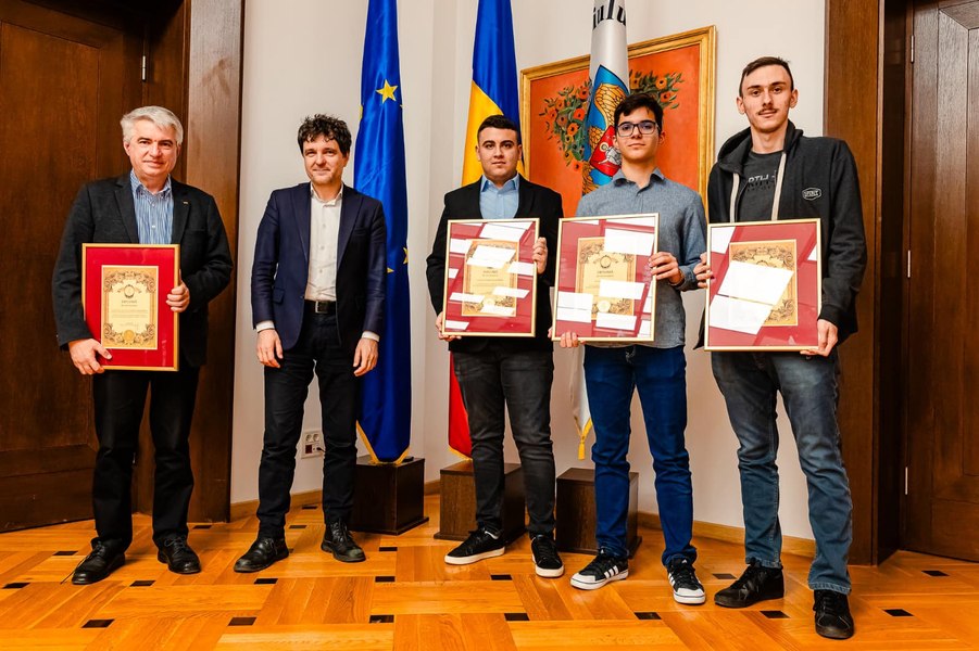 Trei olimpici internaţionali la matematică vor aprinde iluminatul festiv, la Târgul de Crăciun din Piaţa Constituţiei