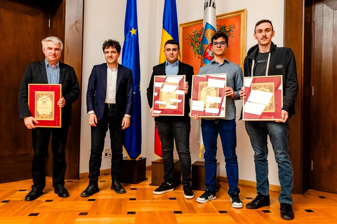 Primarul general al Capitalei și olimpicii la matematică FOTO: Facebook/Nicușor Dan