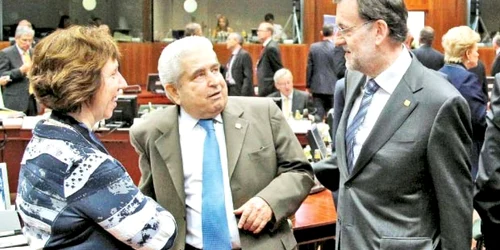 Preşedintele Ciprului, Demetris Christofias (centru), şefa diplomaţiei europene, Catherine Asthon şi premierul spaniol, Mariano Rajoy