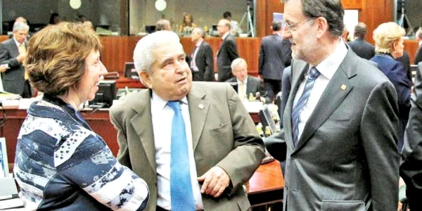 Preşedintele Ciprului, Demetris Christofias (centru), şefa diplomaţiei europene, Catherine Asthon şi premierul spaniol, Mariano Rajoy 