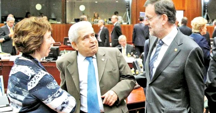 Preşedintele Ciprului, Demetris Christofias (centru), şefa diplomaţiei europene, Catherine Asthon şi premierul spaniol, Mariano Rajoy