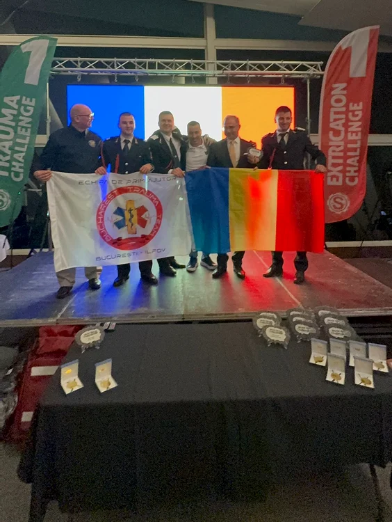 Campionii romani tin premiile si steagul României pe scena
