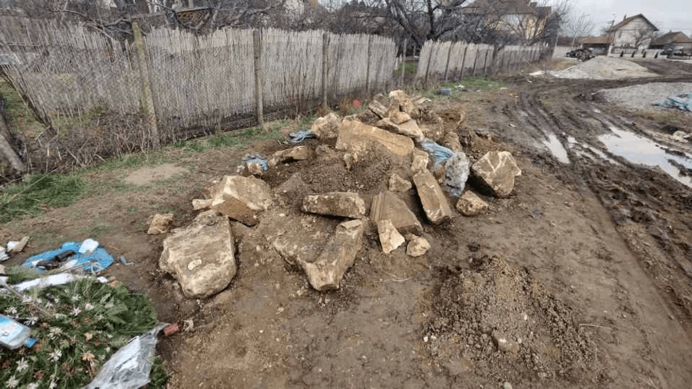 Scandalul sarcofagului distrus cu excavatorul în cimitirul din Alba Iulia se extinde. Săparea gropilor, oprită