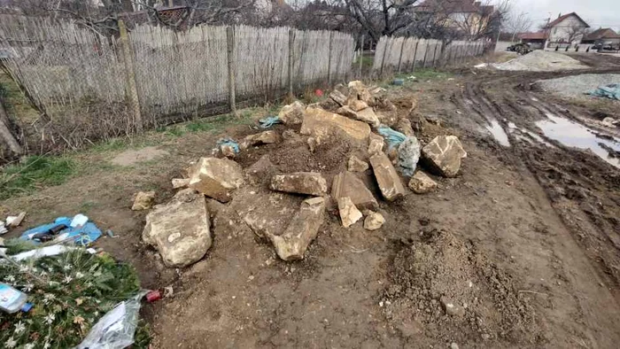 Bucățile din sarcofag au fost scoase cu excavatorul FOTO Adevărul