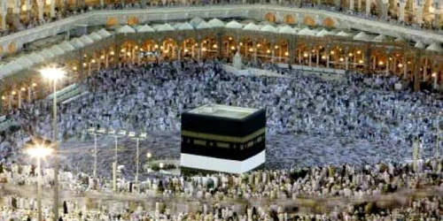 Musulmanii trebuie să înconjoare de şapte ori Kaaba, o clădire cubică, în care se află Piatra Neagră, cea mai sacră relicvă a islamului – despre care tradiţia spune că ar fi căzut din cer pentru a arăta primilor oameni unde să construiască un altar