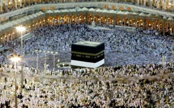 Musulmanii trebuie să înconjoare de şapte ori Kaaba, o clădire cubică, în care se află Piatra Neagră, cea mai sacră relicvă a islamului – despre care tradiţia spune că ar fi căzut din cer pentru a arăta primilor oameni unde să construiască un altar