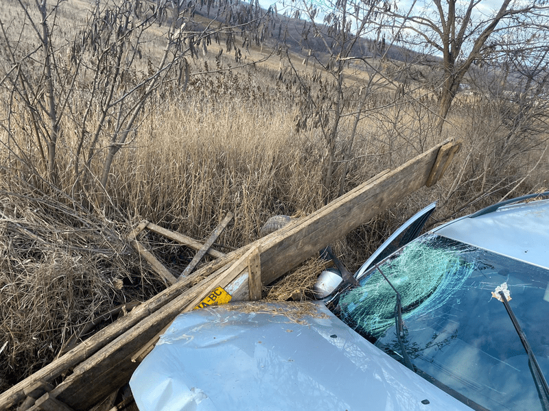 O căruță în care se aflau șase persoane, spulberată de un autoturism în județul Bacău