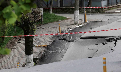 Locul din orașul Slănic, Prahova, unde s-a stabilit un perimetru de siguranță în urma surpării unei străzi. FOTO Inquam Photos / Sabin Cîrstoveanu