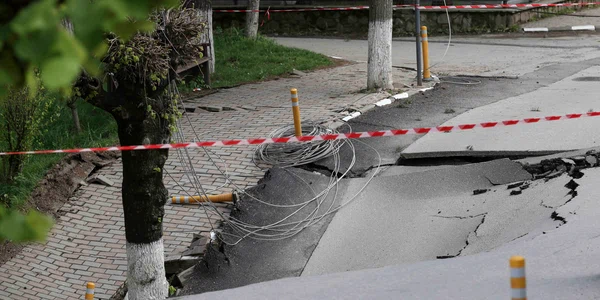 Locul din orașul Slănic, Prahova, unde s-a stabilit un perimetru de siguranță în urma surpării unei străzi. FOTO Inquam Photos / Sabin Cîrstoveanu