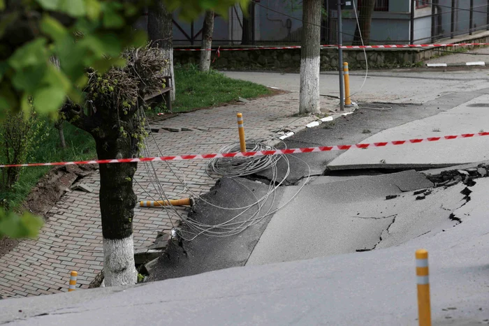 Locul din orașul Slănic, Prahova, unde s-a stabilit un perimetru de siguranță în urma surpării unei străzi. FOTO Inquam Photos / Sabin Cîrstoveanu