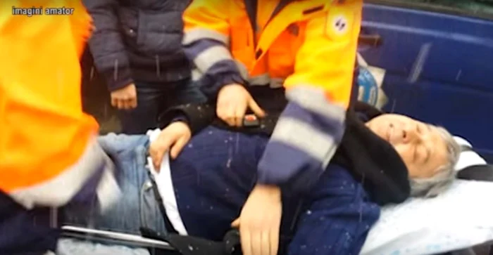 Constantin Muresan a fost dus cu Ambulanţa la spital Sursa foto: captură imagini amator