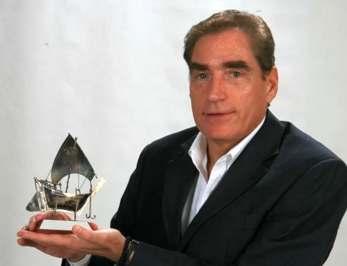 Petre Roman a dona campaniei "Din inimă pentru copii" o corabie de argint.