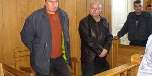 Gutău şi Dicu în boxa acuzaţilor la Tribunaul Vâlcea în 2006 