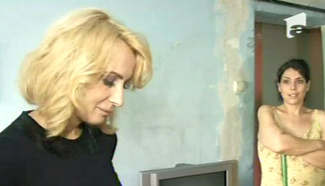 
    Daniela Gyorfi, şocată de mizeria din casa Ioanei Tufar (Foto: captură video Antena 1)  
